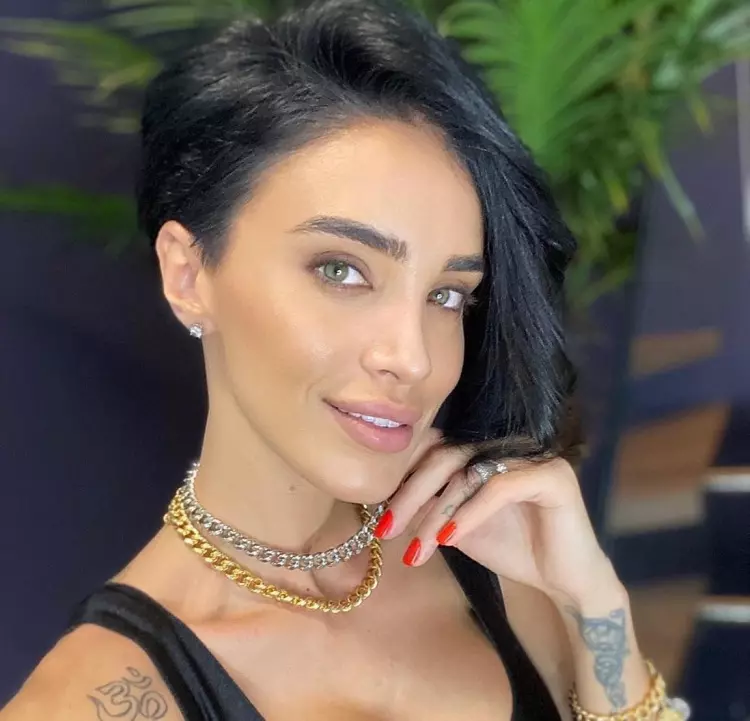 Adelina-Pestritu-transformare-totala-Cum-arata-blonda-cu-parul-lung-1645611286fk0122u