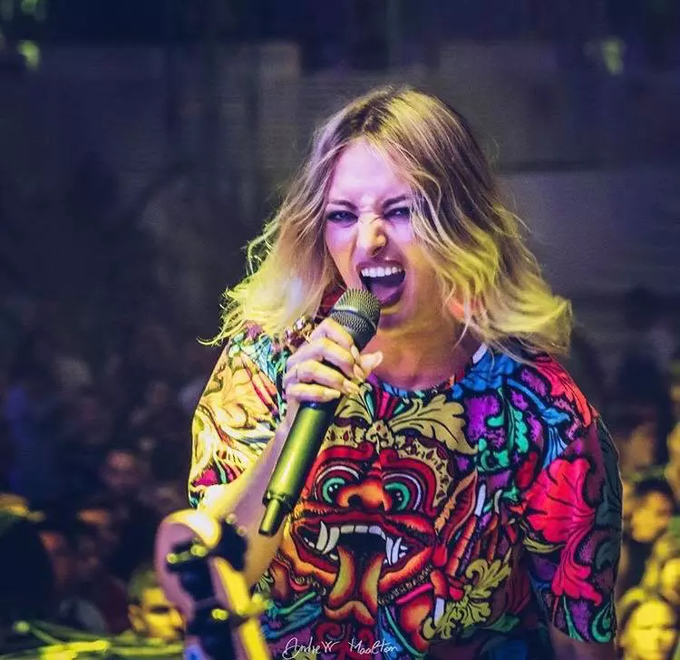 Delia a vrut să lase muzica pe locul doi