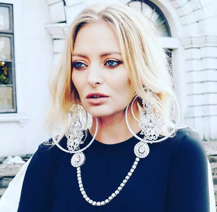 prima fotografie cu delia și nepoțica ei