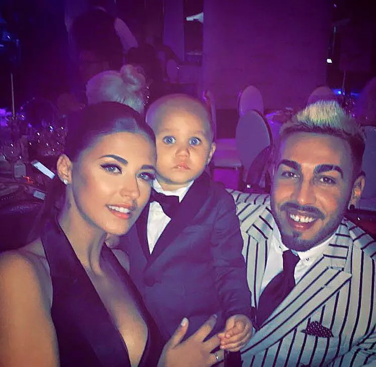 Antonia, Alex și Dominic, fiul lor cel mare, care este născut în ziua de Sf. Ștefan