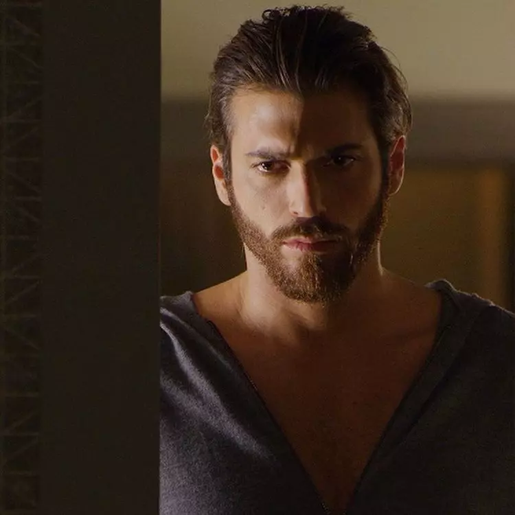 can-yaman-2022-264682618_884838228846713_8304393215032183432_n