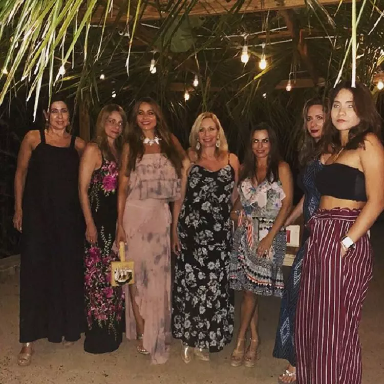 sofia vergara si prietenele, seara pe plaja