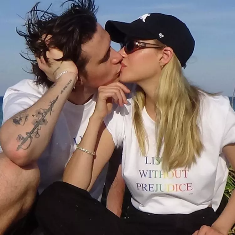 nicola peltz brooklyn beckham sarut