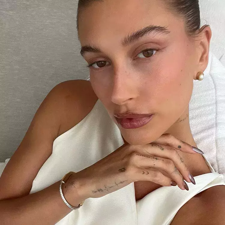 Hailey Bieber unghii toamnă 2024