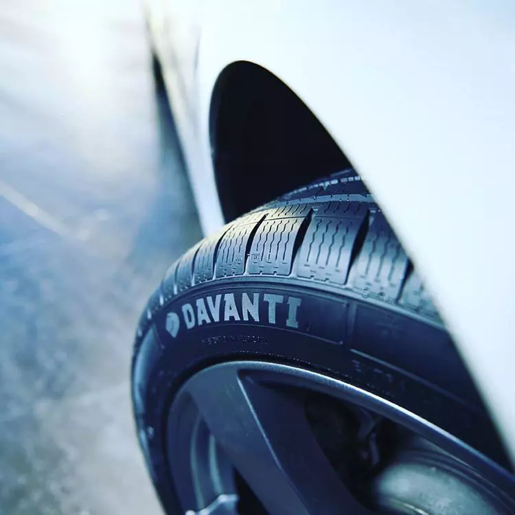 Auto-bild_anvelope davanti prim plan COVER