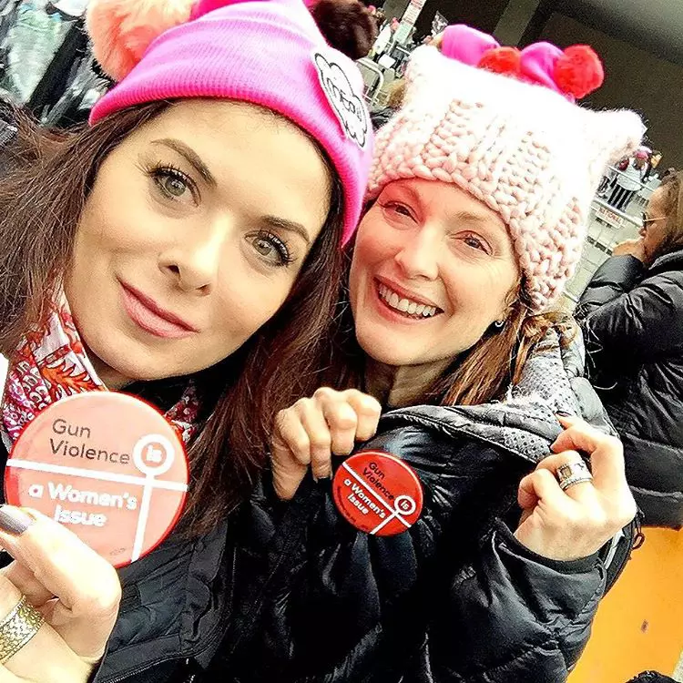 Debra Messing si Julianne Moore
