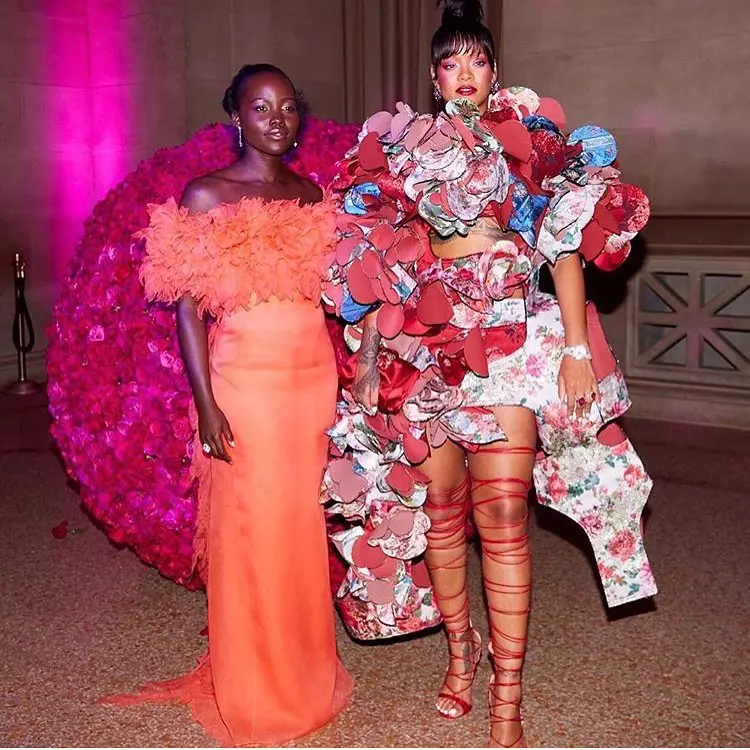 Rihanna, cea mai buna tinuta de pe covorul rosu la Gala Met 2017