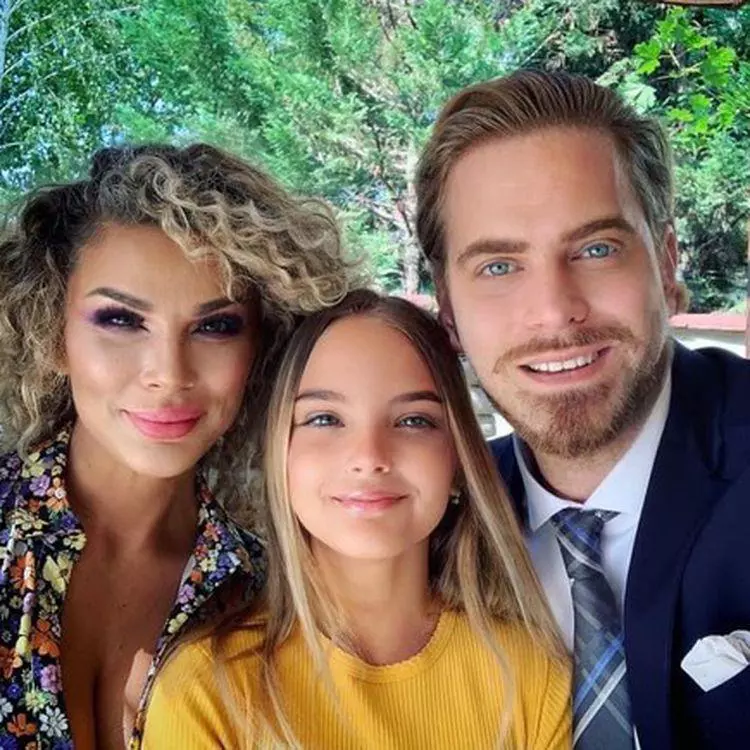 Alina-Laufer-este-însărcinată-cu-gemeni