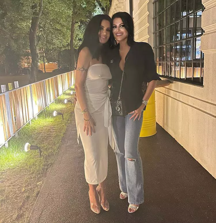 oana-zavoranu-s-a-sarbatorit-alaturi-de-alex-bodi-adriana-bahmuteanu-1