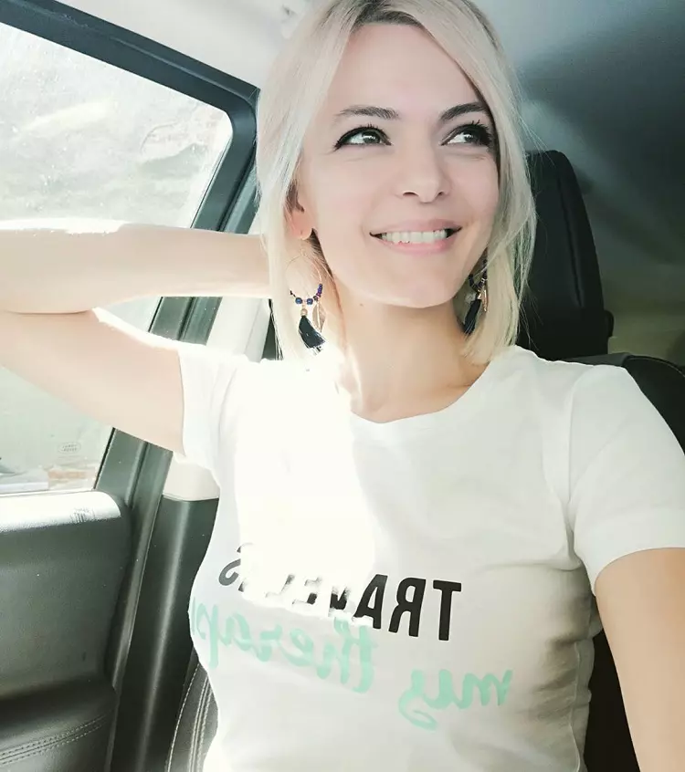 lavinia petrea selfie masina