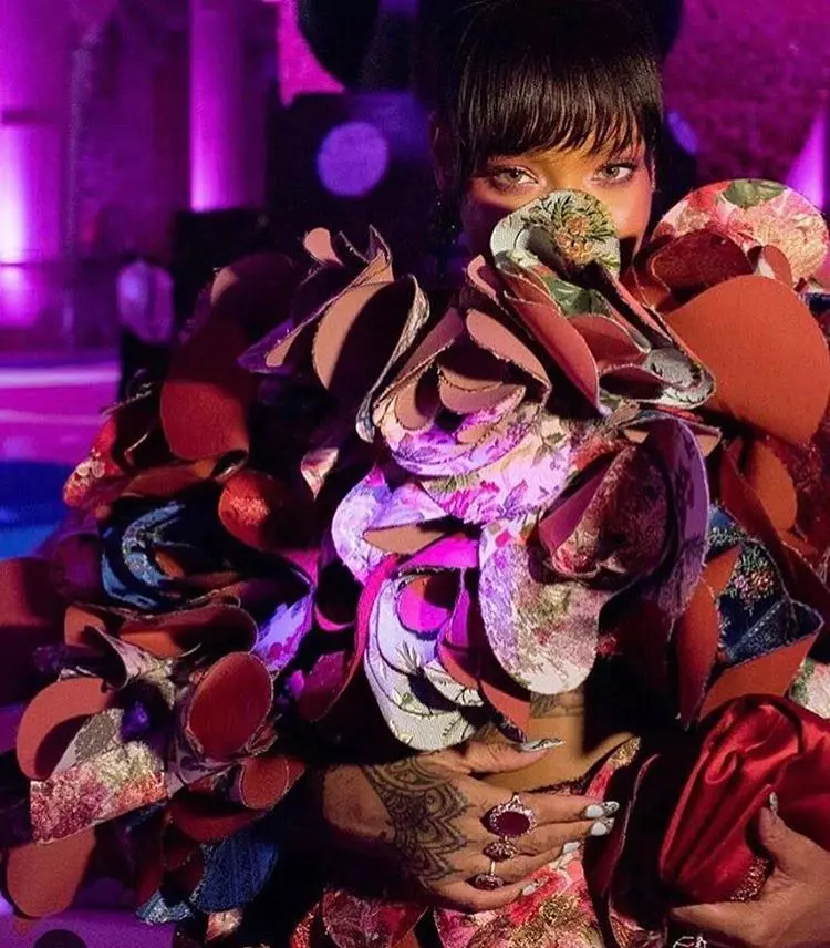 Rihanna, cea mai buna tinuta de pe covorul rosu la Gala Met 2017