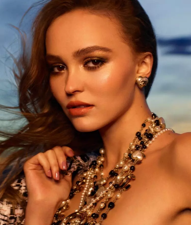 Lily-Rose Depp pose pour la campagne maquillage printemps-été 2022 de Chanel