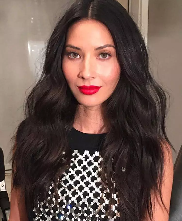 O carare pe mijloc si un ruj rosu – Olivia Munn a gasit reteta unul look casual, dar atat de cool!