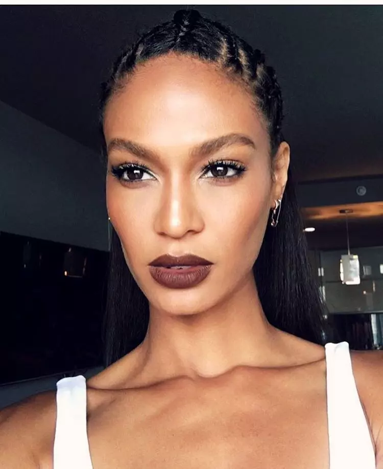 Joan Smalls stie cum obtina un look wow! Un machiaj bine conturat si parul impletit in codite, dar numai in partea superioara, lasat apoi natural.