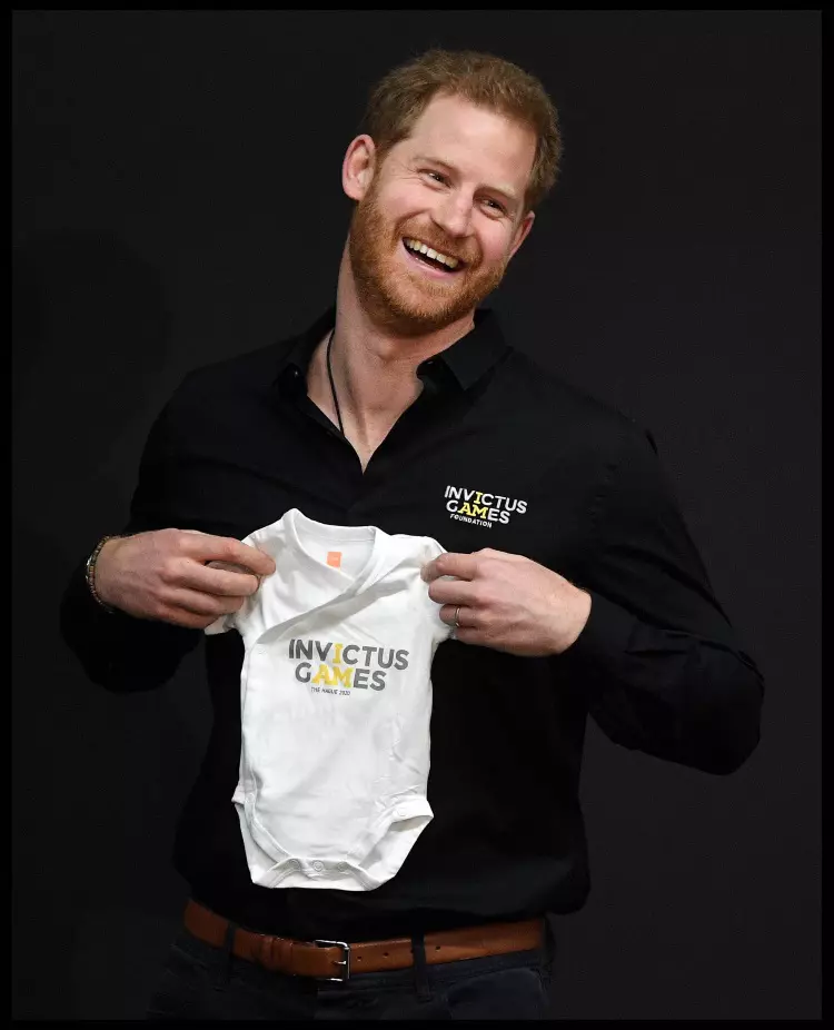 printul harry cu un body pentru Archie Harrison
