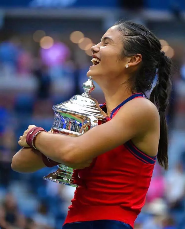 Emma Răducanu și trofeul de la US Open