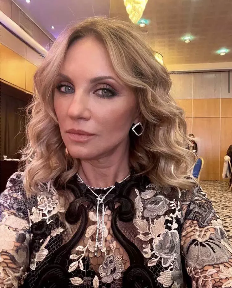 camelia-sucu-deschidere