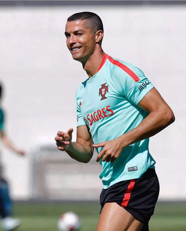 Cristiano Ronaldo a devenit tata de gemeni 3