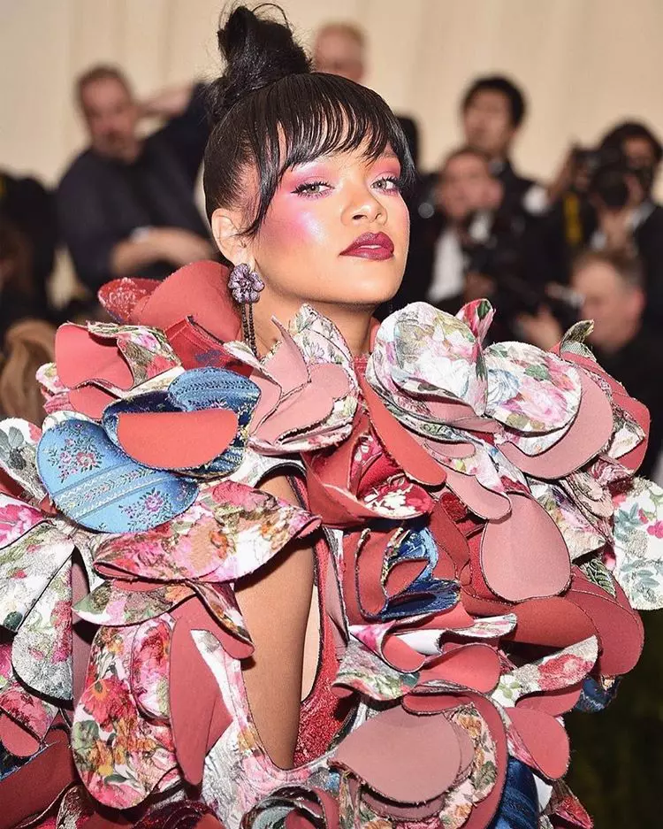 Rihanna, cea mai buna tinuta de pe covorul rosu la Gala Met 2017