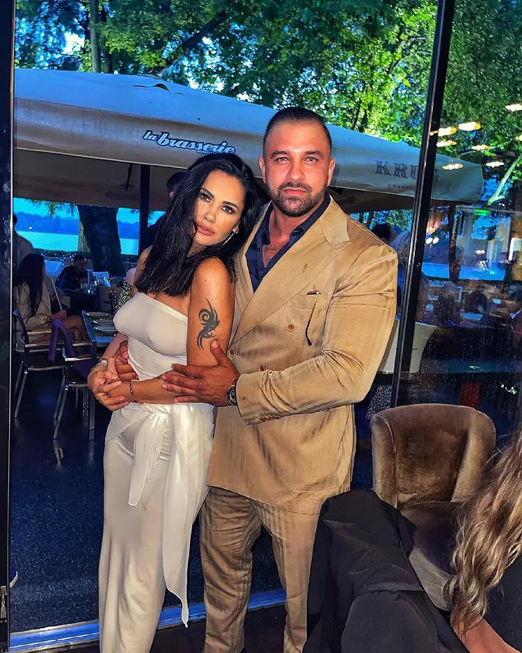oana-zavoranu-s-a-sarbatorit-alaturi-de-alex-bodi-adriana-bahmuteanu-3