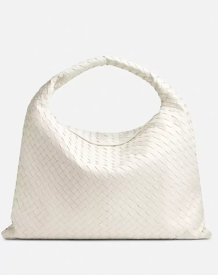 Geantă din piele, Bottega Veneta, 3.500 euro