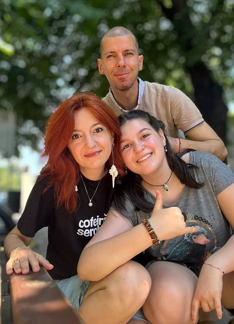 Marius Constantinescu, alaturi de Ioana, sotia lui si fiica lor, Maria
