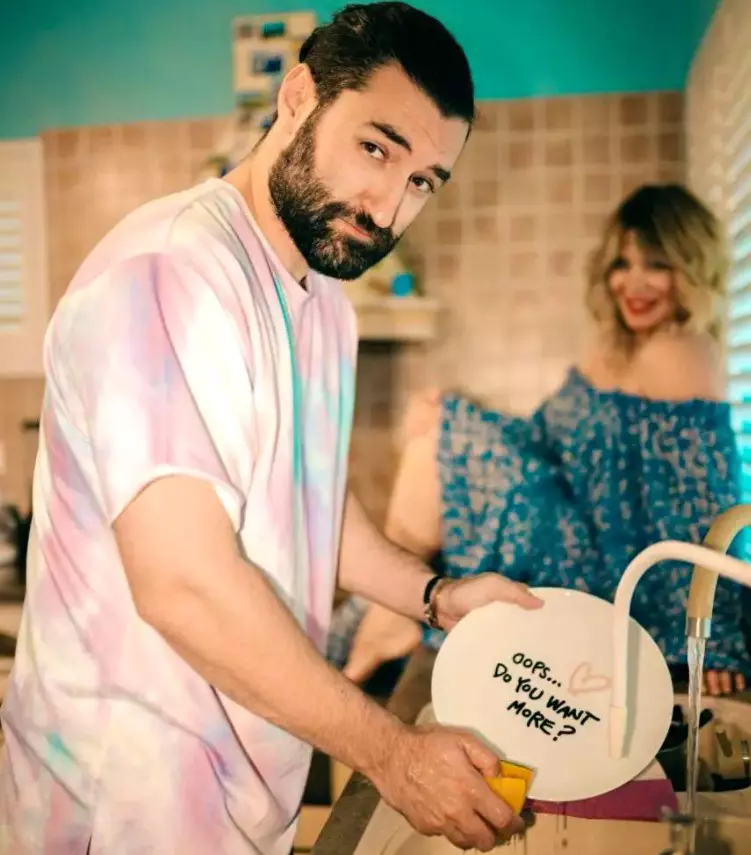 casa-gina-pistol-smiley