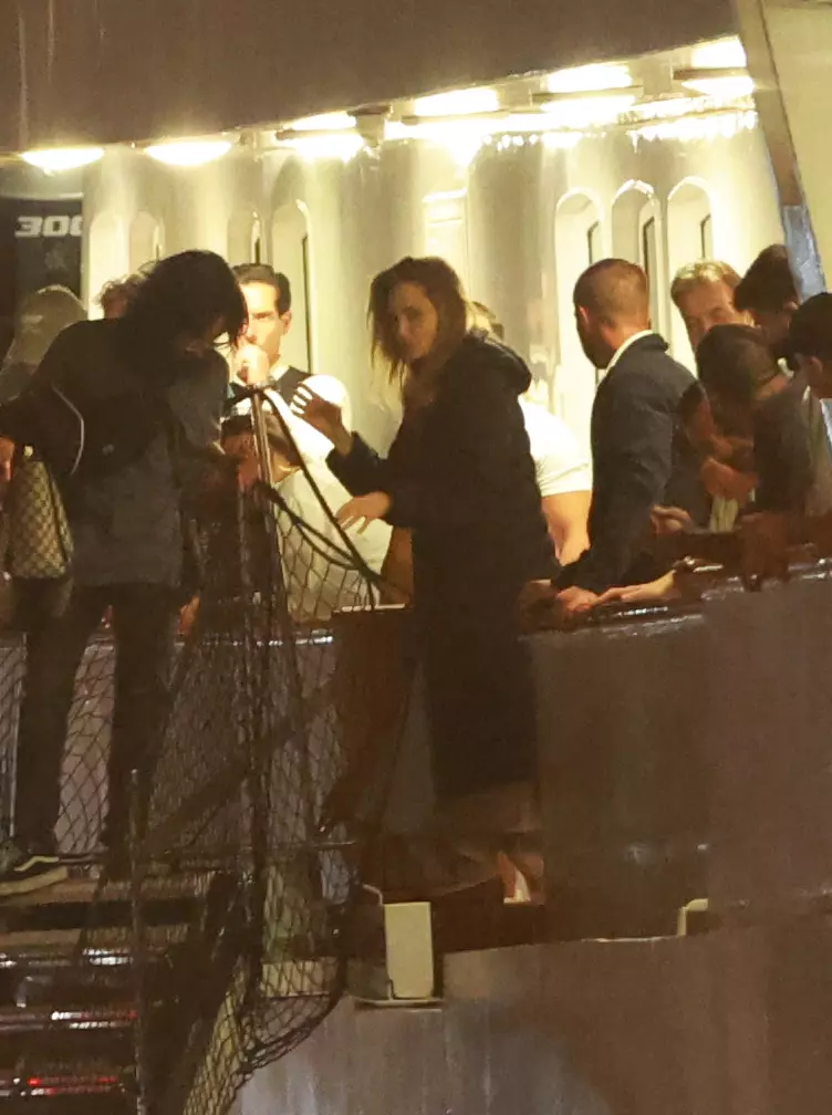 Angelina Jolie, împreună cu băieții ei, la filmările pentru „Maria”. Cum o ajută Maddox și Pax pe mama lor