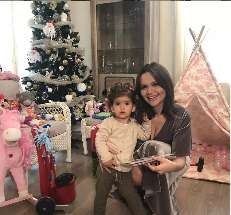 Cristina Siscanu si Petra, in asteptarea Craciunului