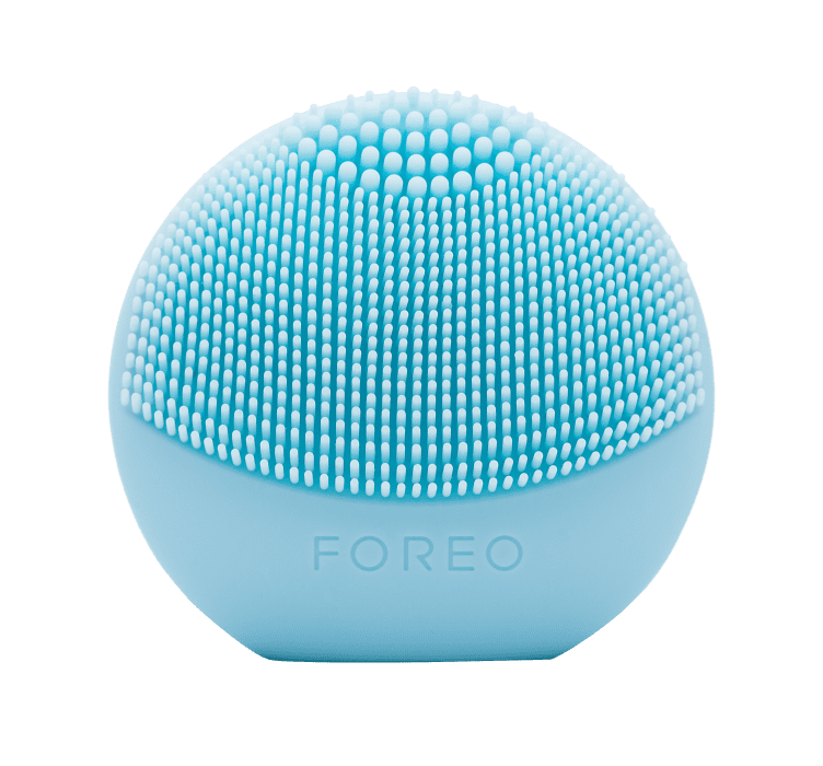 LUNA™ play de la Foreo (disponibil în magazinele Douglas) este un accesoriu adecvat tuturor tipurilor de piele, care încorporează atât tehnologia pe bază de pulsaţii a dispozitivului LUNA™, cât şi perii siliconici semnătură FOREO. Noul aparat îndepărtează murdăria și sebumul și permite flexibilitate ridicată și atingerea tuturor zonelor de contur facial. 189 lei