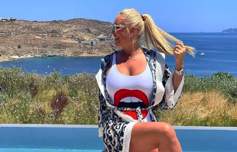 Vica-Blochina-a-dat-petrecere-de-zile-mari-de-ziua-ei.-Sarutul-pasional-care-i-a-lasat-masca-pe-invitati.-Foto-2-1