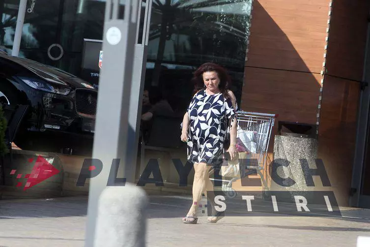 soacra-lui-adi-mutu-nu-isi-arata-varsta.-cum-a-fost-surprinsa-mariana-bachici-la-mall.-rochia-scurta-a-atras-toate-privirile-4