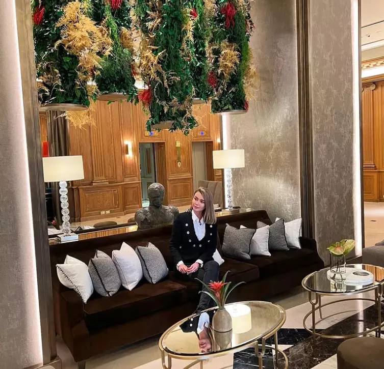 Denisa Tănase are o afacere cu parfumuri, cu magazine în toată lumea, și trăiește în Dubai