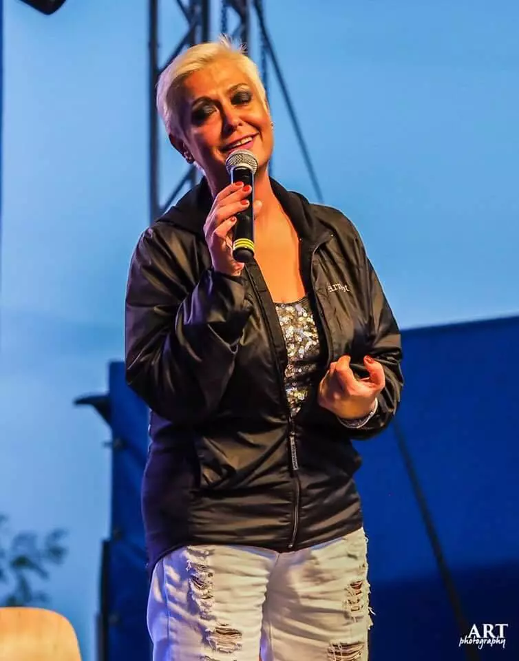 Monica Anghel în blugi rupţi