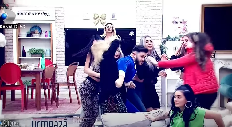 Bataie-la-Puterea-Dragostei.-Alexandra-si-Maria-s-au-paruit-”Stai-ca-ti-arat-eu-tie”-VIDEO-5