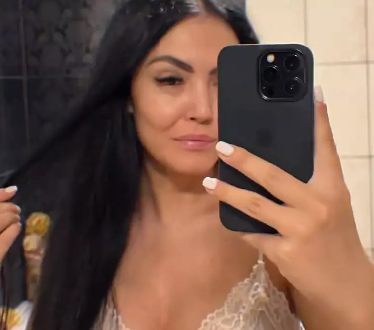 Andreea Mantea și-a uimit fanii cu un video în care se tunde singură. "Nu e prea drept, dar merge" Cum arată acum prezentatoarea