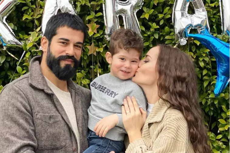 Ce mai face cuplul de actori turci Burak Özçivit – Fahriye Evcen