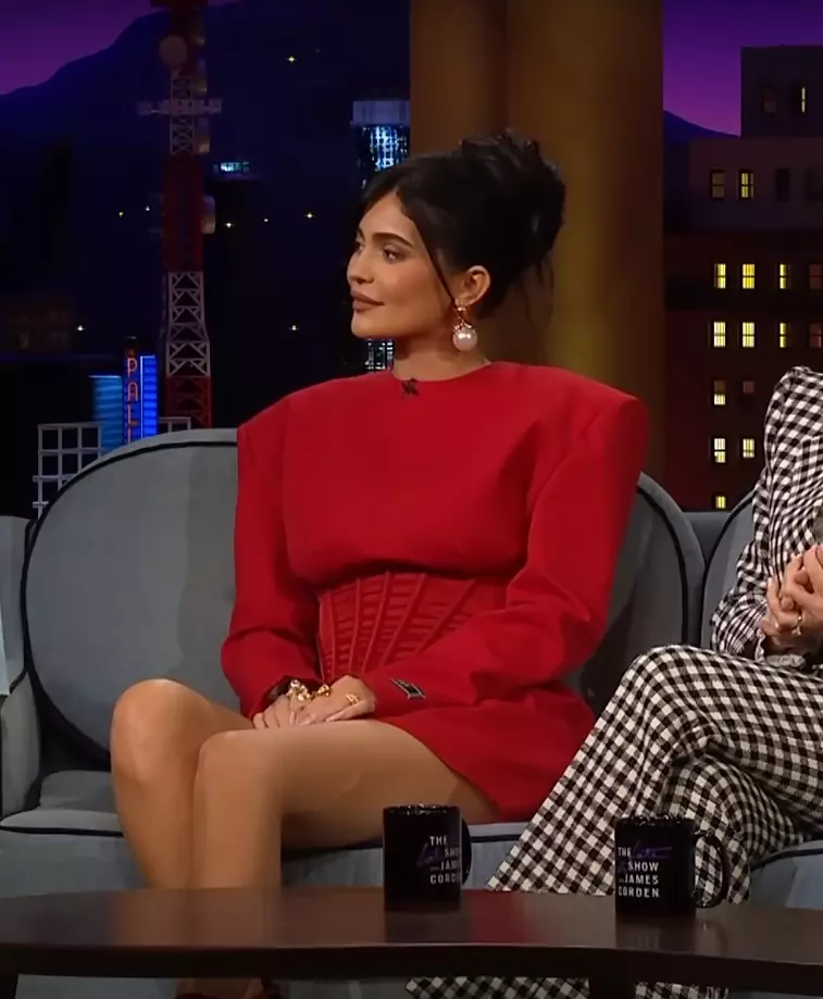 Kylie Jenner Late Show James Corden rochie mini Versace roșie