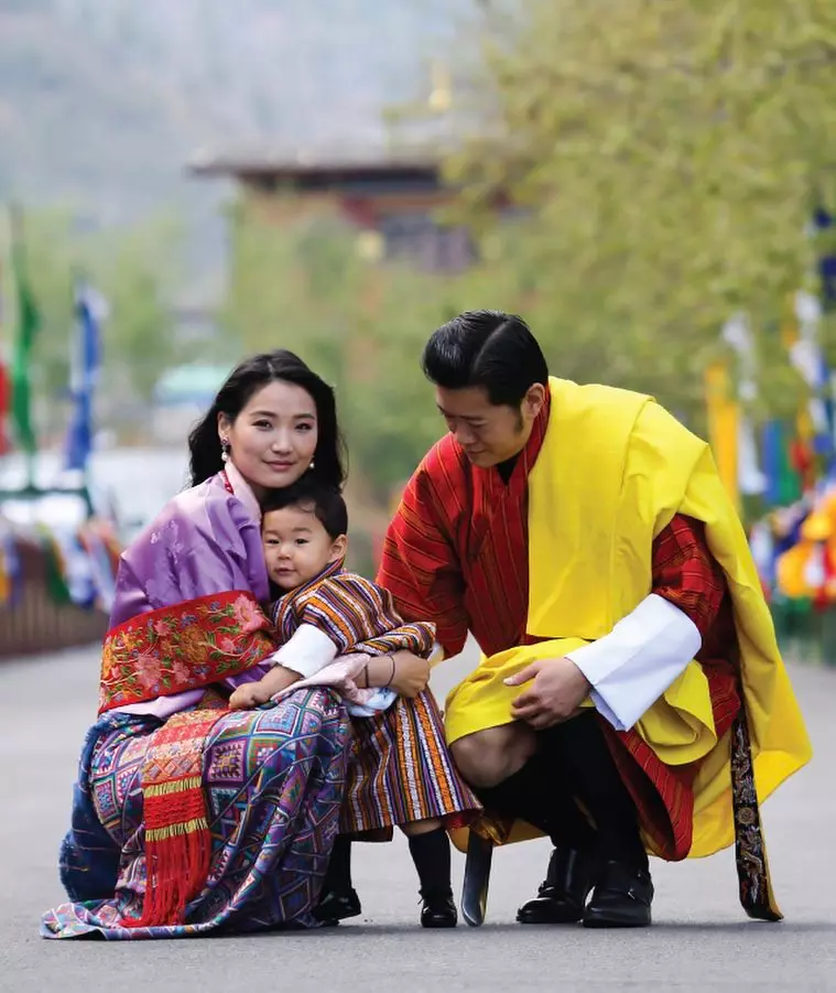 Imagini rare cu adorabilul Print al Bhutanului