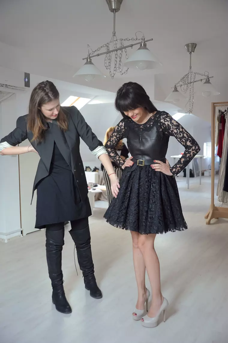 Ajutata de Andreea Constantin, Malvina Cservenschi probeaza o rochie din piele [i dantel` din noua colec]ie Rhea Costa Toamn` Iarn` 2013-2014.