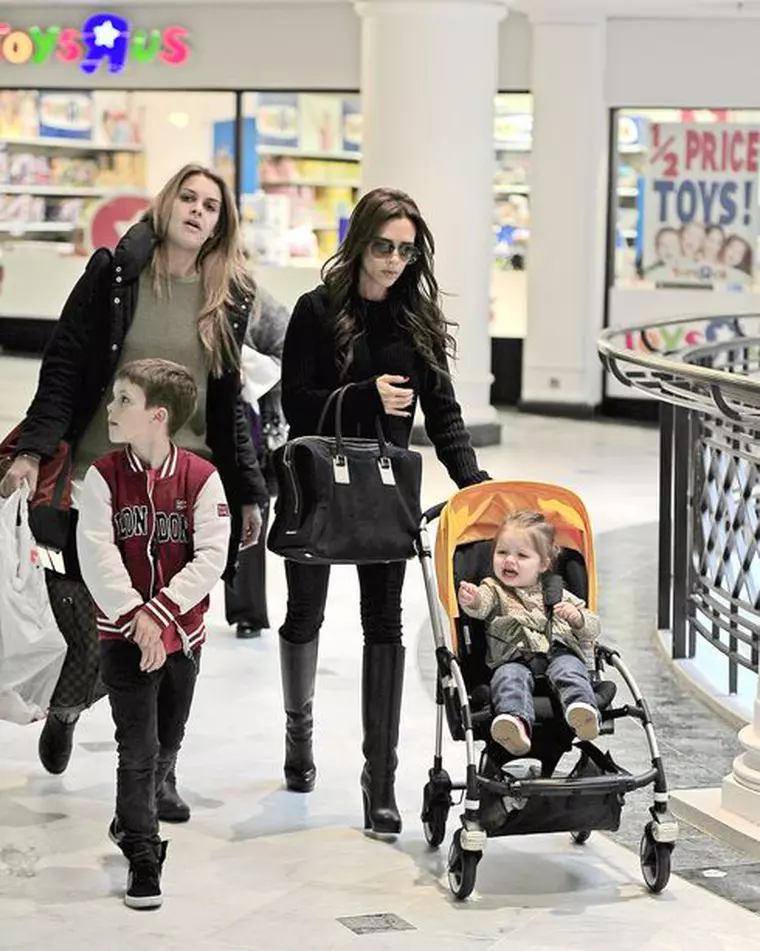 EXC - VICTORIA BECKHAM AND FAMILY AT TOYS R US!