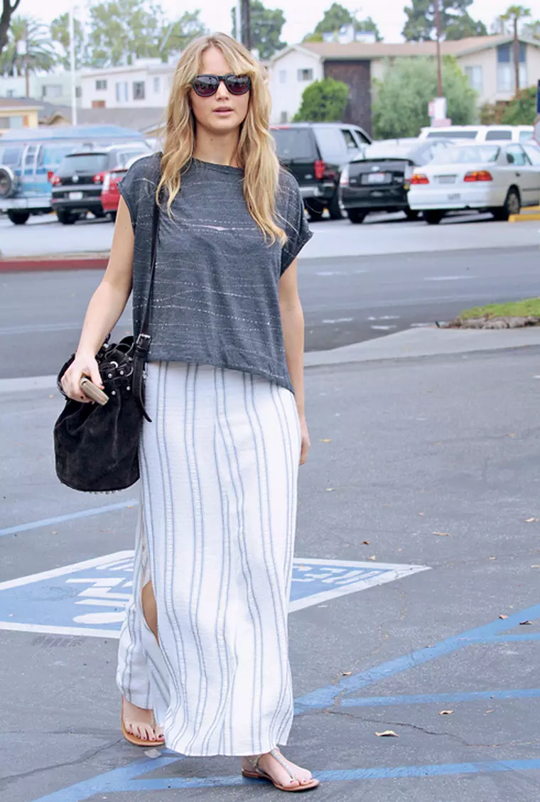 Jennifer Lawrence Shows Some Leg