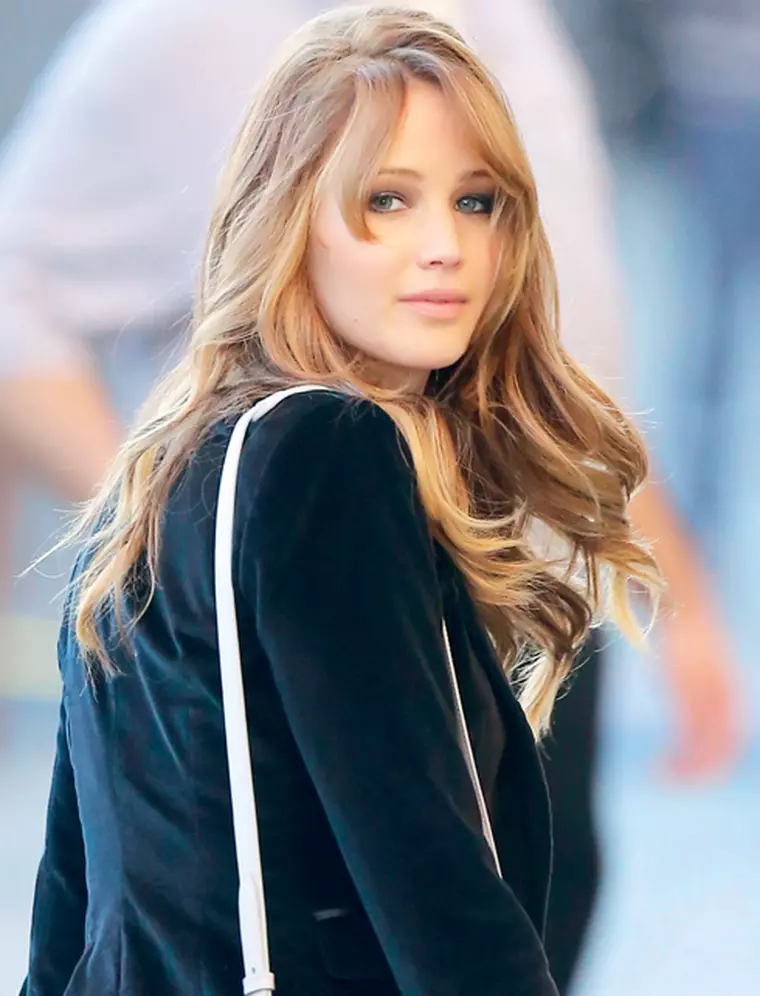 Jennifer Lawrence arrives looking beautiful at Jimmy Kimmel live