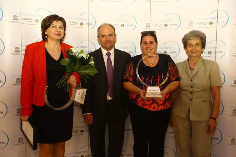 Cornelia Braicu (castigatoare sectiunea Stiintele Vietii), Gilles Antoine (director general L'Oreal Romania), Edina Rusen