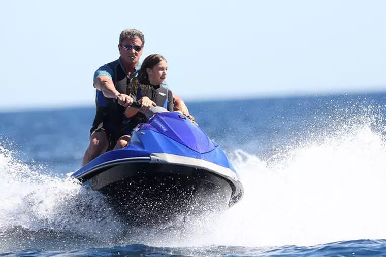 Sylvester Stallone fait du jet ski avec sa fille Scarlet Rose a Saint-Tropez