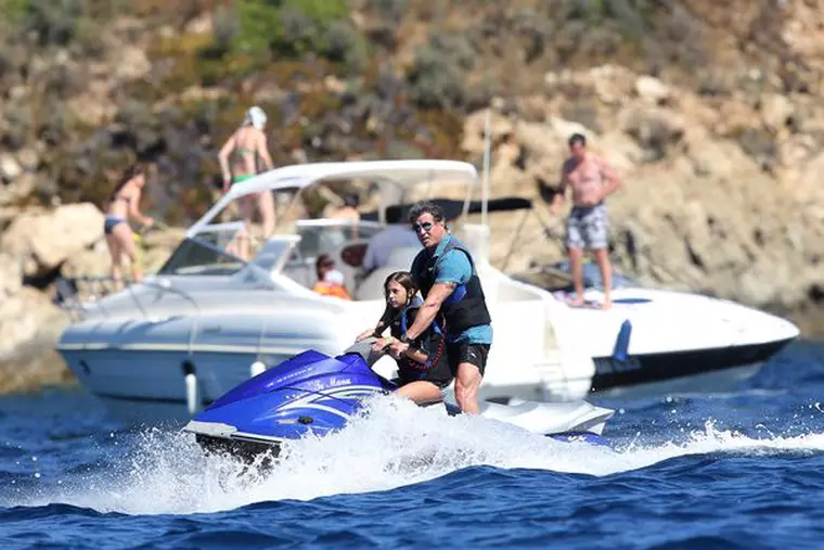 Sylvester Stallone fait du jet ski avec sa fille Scarlet Rose a Saint-Tropez