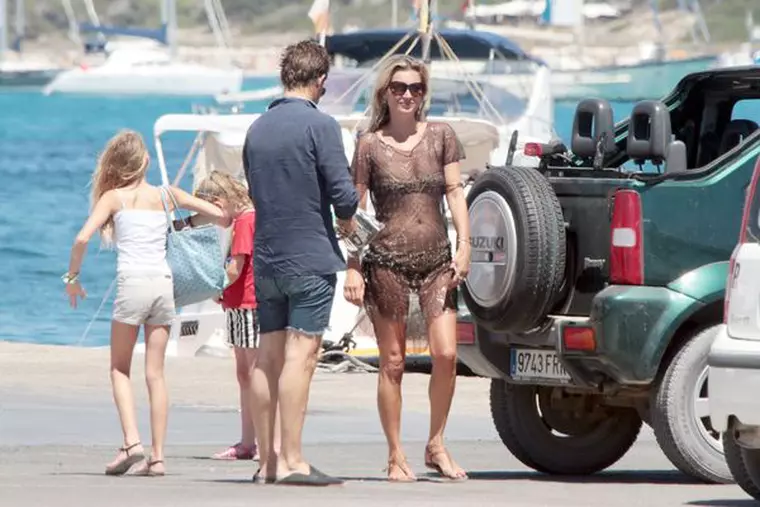 KATE MOSS AND HUSBAND JAMIE HINCE IN FORMENTERA