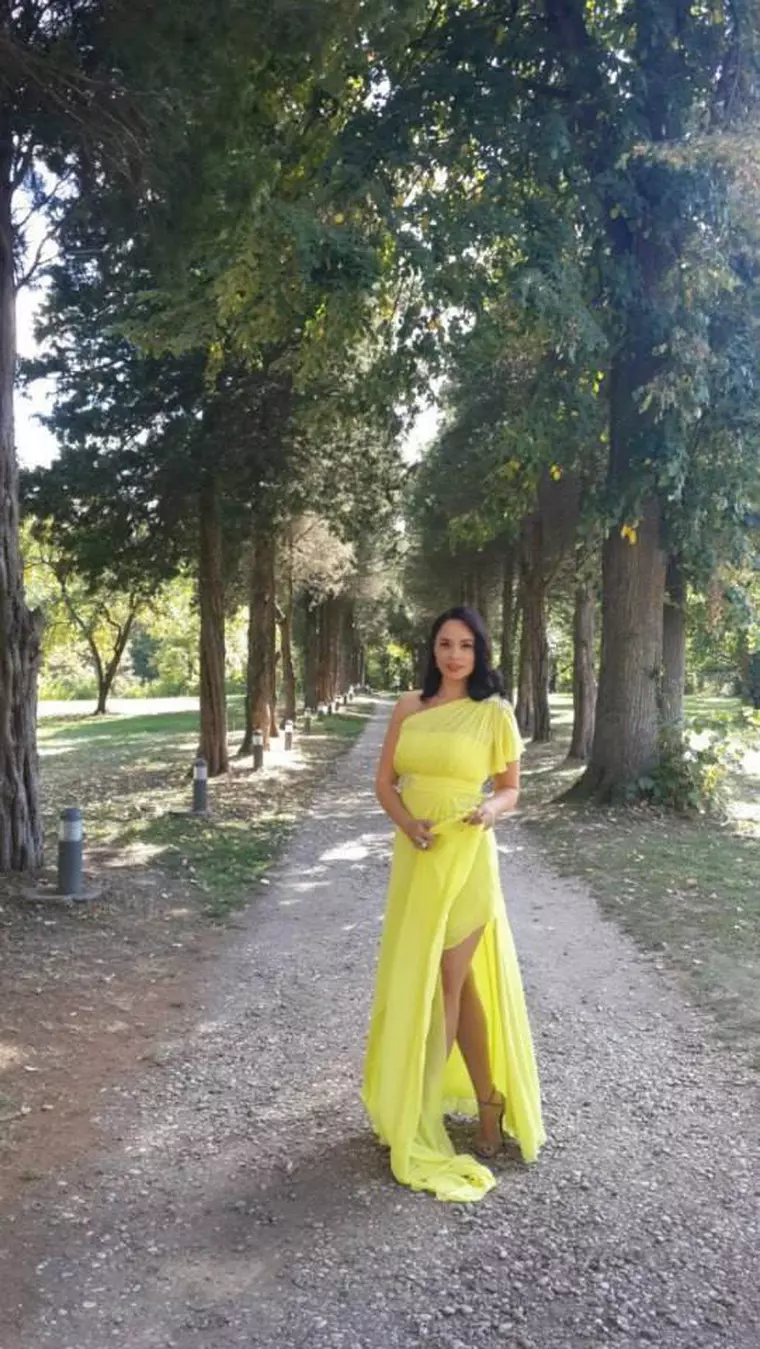 Andreea Marin galben