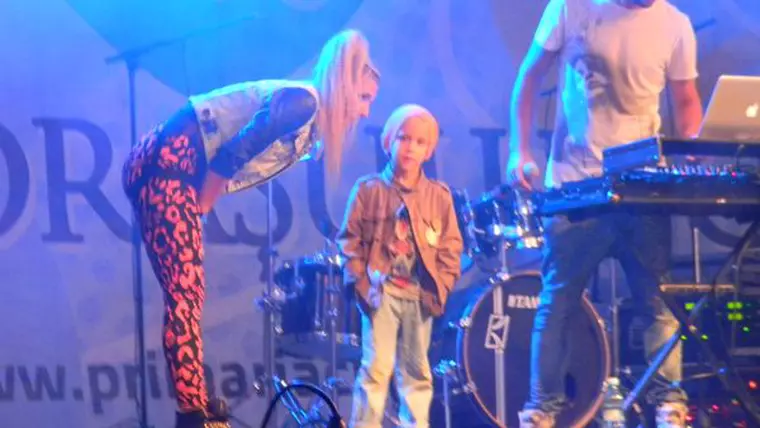 baietelul Corinei si una dintre dansatoare