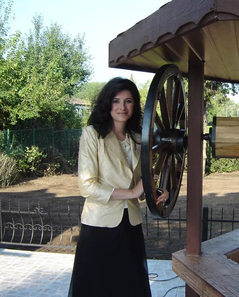 iuliana tudor langa fantana inaugurata in 2005